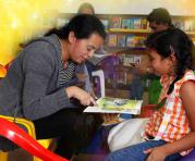 En el Pabellón Infantil se instaló un Giranduteca, un espacio para que los niños y los padres lean. Foto: Galo Paguay / ÚN
